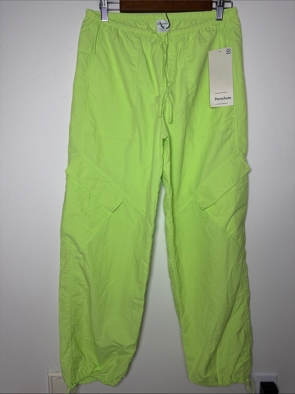 No boundaries Parachute women’s High-Visibility Green Cargo Pants NWT XS baggy